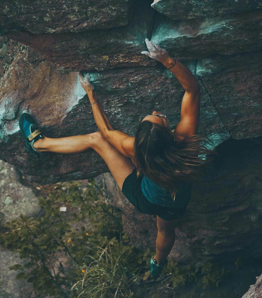 Foto einer kletternden Frau