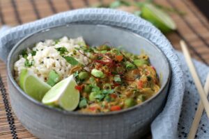 Read more about the article Reis mit Wokgemüse und asiatischer Erdnuss-Sauce