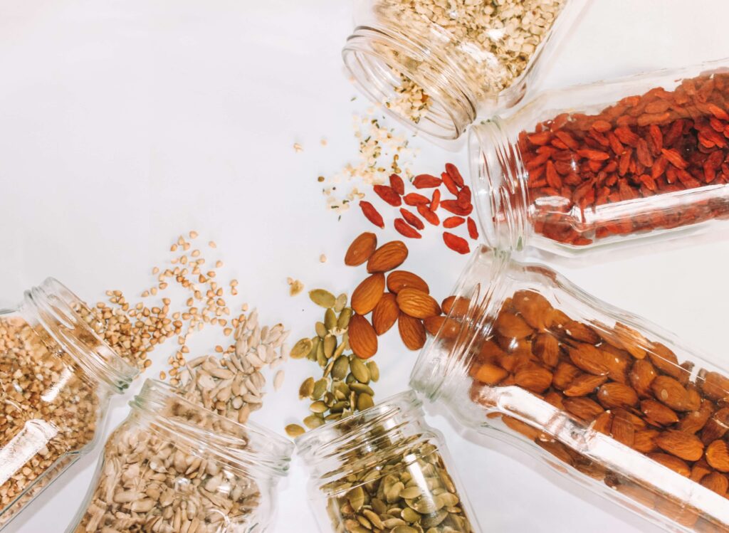 Glasbehälter mit verschiedenen Nüssen und Samen für die Rezeptentwicklung und die pflanzliche Ernährung